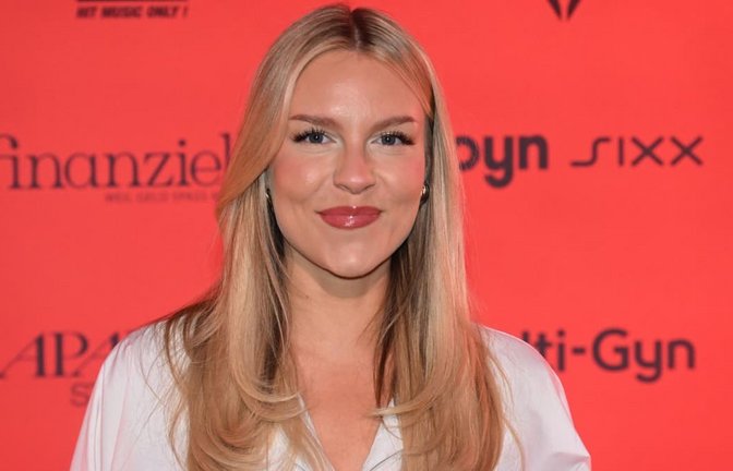 Dagi Bee ist eine der bekanntesten Influencerinnen Deutschlands. Sie&nbsp;fahndet auf Instagram nach zwei jungen Männern, die einen Schaden hinterlassen haben sollen. (Archivbild)<span class='image-autor'>Felix Hörhager/dpa</span>
