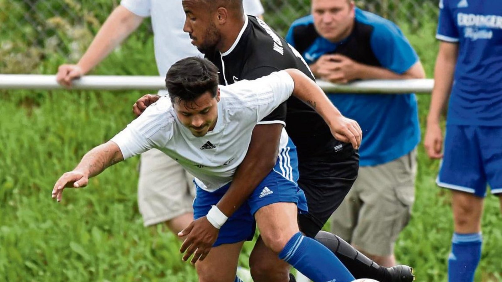 Auf eine etwas härtere Gangart muss sich die SGM Riexingen um Benjamin Langhans (links) in der Bezirksliga einstellen. Da kam der Test gegen Jerome Wahl und Croatia Bietigheim gerade recht. Foto: Leitner