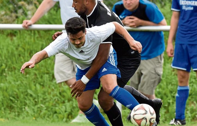 Auf eine etwas härtere Gangart muss sich die SGM Riexingen um Benjamin Langhans (links) in der Bezirksliga einstellen. Da kam der Test gegen Jerome Wahl und Croatia Bietigheim gerade recht. Foto: Leitner