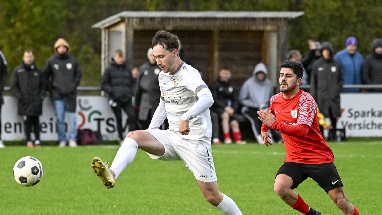 Marcel Rähmer (links) empfängt mit dem TSV Enzweihingen die SGM Hohenhaslach/Freudental. Foto: Leitner