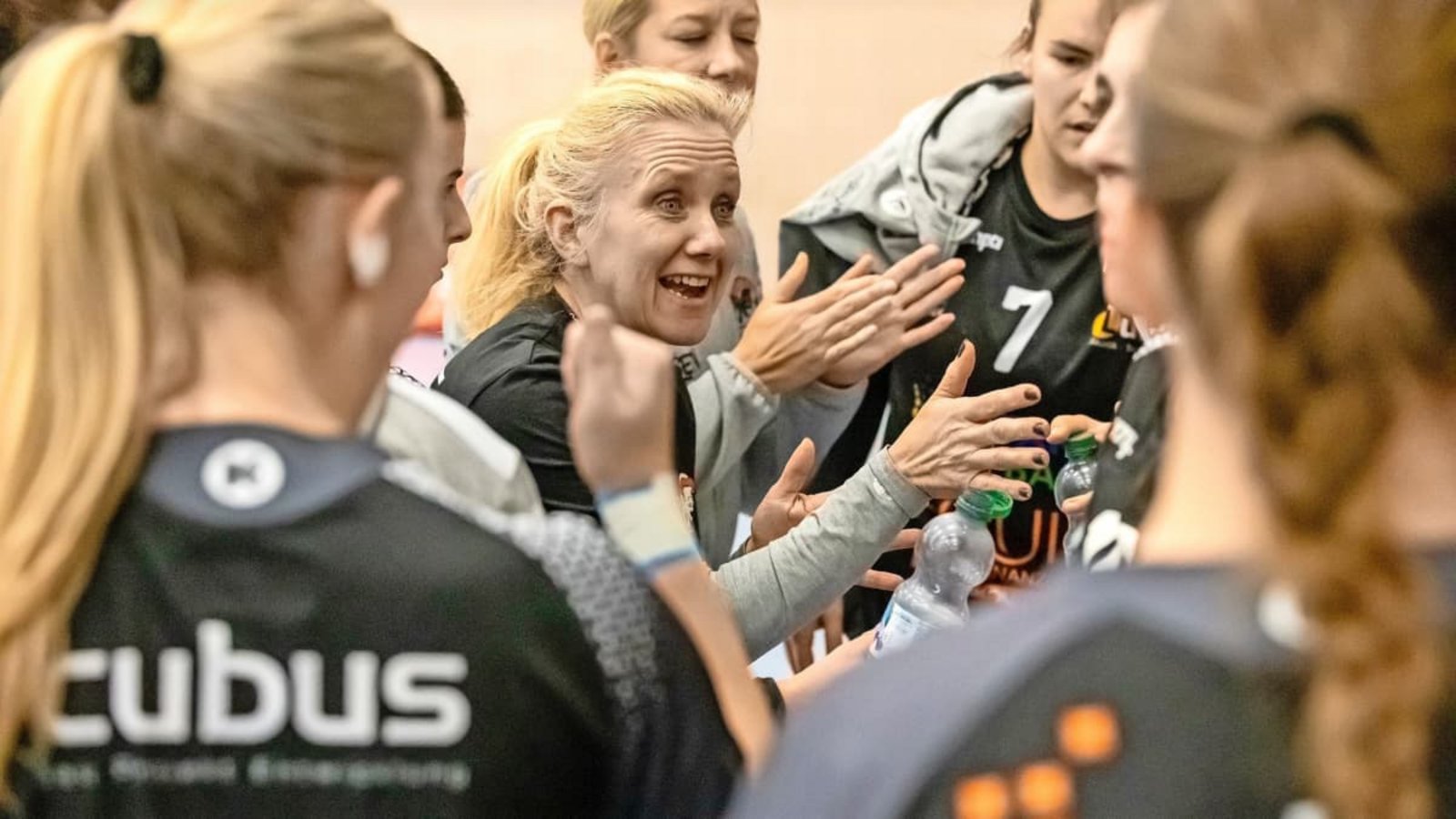 Janine Zieker in ihrem Element: Die Trainerin der Habo Bottwar SG setzt vor allem auf den Zusammenhalt in ihrem Team.essigfoto.de Janine Zieker in ihrem Element: Die Trainerin der Habo Bottwar SG setzt vor allem auf den Zusammenhalt in ihrem Team.essigfoto.de