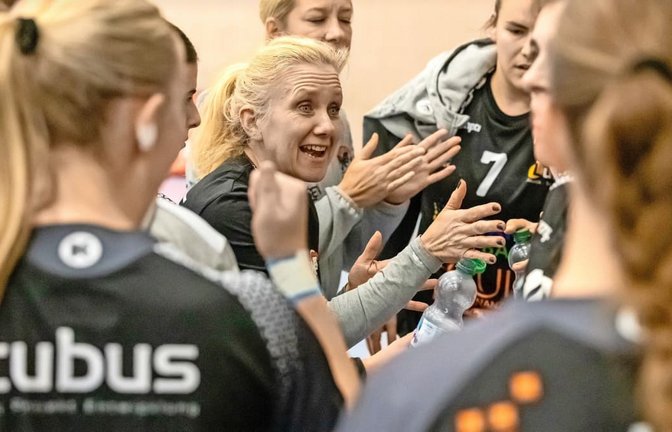 Janine Zieker in ihrem Element: Die Trainerin der Habo Bottwar SG setzt vor allem auf den Zusammenhalt in ihrem Team.<span class='image-autor'>essigfoto.de</span>