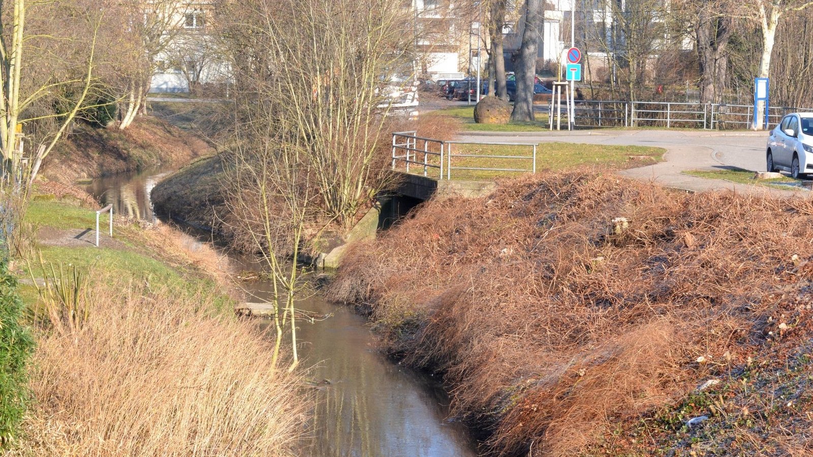 Der Schutz vor Hochwasser ist ein Thema, das die Illinger beschäftigt: In der Wilhelmstraße sind entlang der Schmie jetzt die vorbereitenden Maßnahmen für den Hochwasserschutz getroffen worden. Foto: Stahlfeld Der Schutz vor Hochwasser ist ein Thema, das die Illinger beschäftigt: In der Wilhelmstraße sind entlang der Schmie jetzt die vorbereitenden Maßnahmen für den Hochwasserschutz getroffen worden. Foto: Stahlfeld