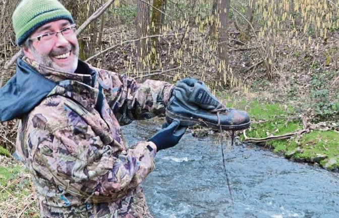 Bruno Buduligh findet einen Schuh. Foto: p
