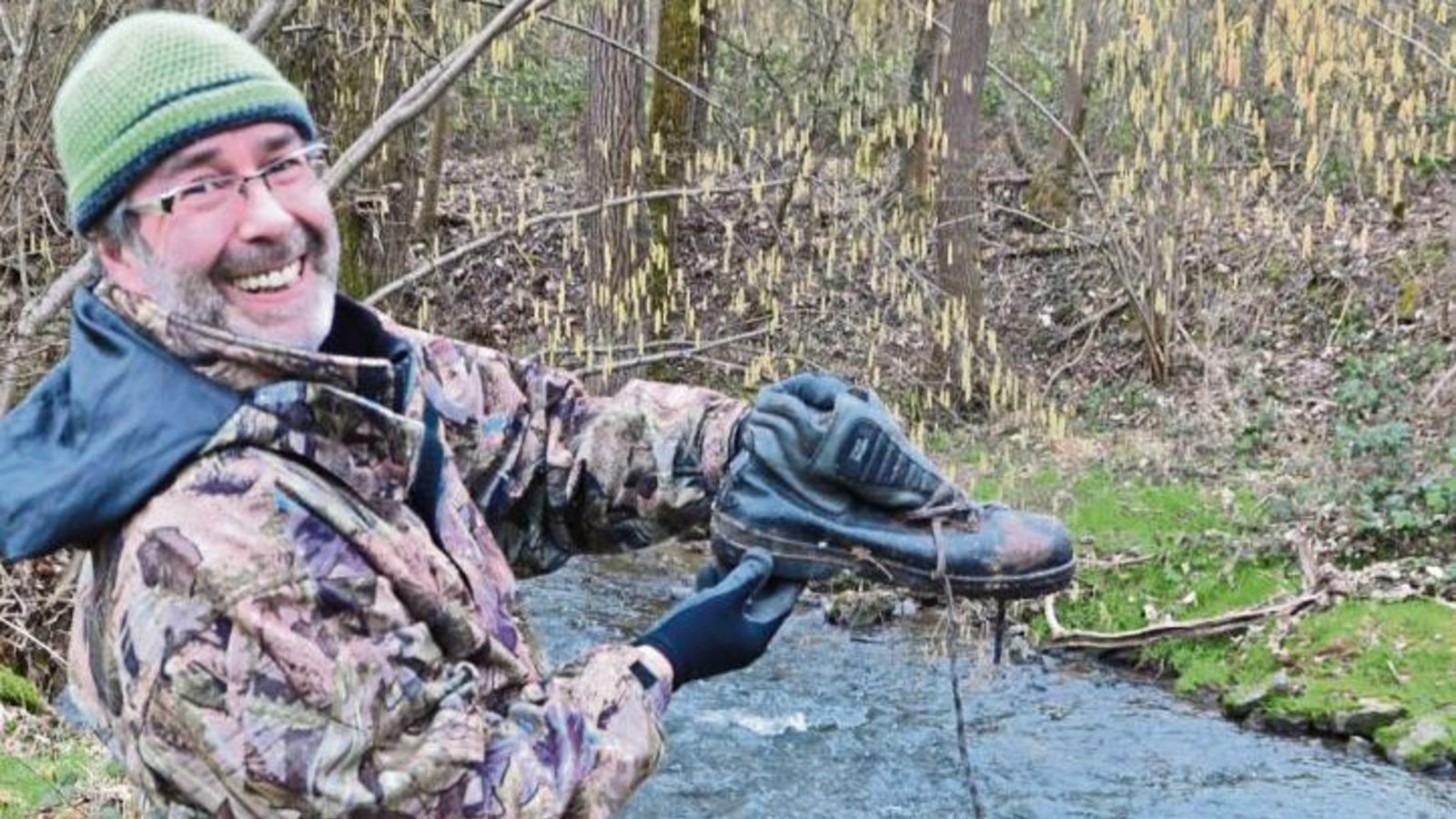 Bruno Buduligh findet einen Schuh. Foto: p Bruno Buduligh findet einen Schuh. Foto: p