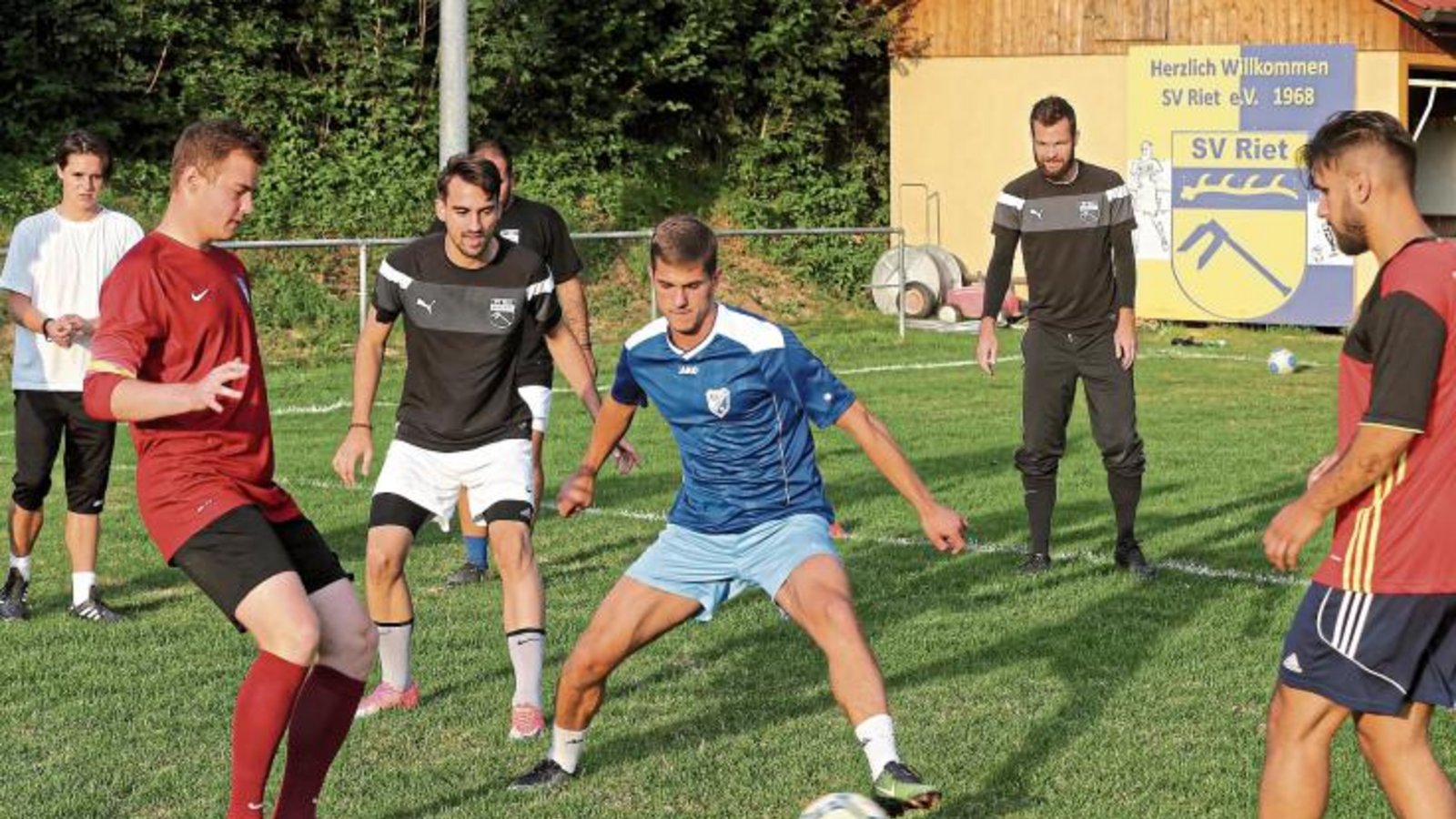 Unmittelbar nach dem Stadtpokal hat gestern Abend das Fußballtraining im Strudelbachtal schon wieder begonnen. Trainer Björn Kachel (Zweiter von rechts) bat zu einer Runde Eckle. Foto: Küppers