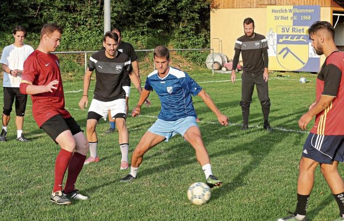 Unmittelbar nach dem Stadtpokal hat gestern Abend das Fußballtraining im Strudelbachtal schon wieder begonnen. Trainer Björn Kachel (Zweiter von rechts) bat zu einer Runde Eckle. Foto: Küppers