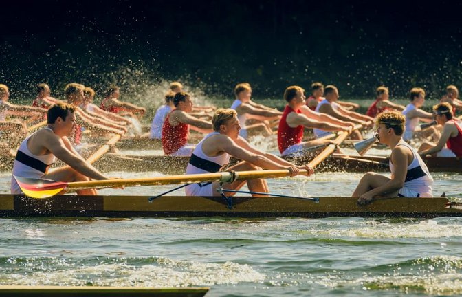 Auf dem Weg zu olympischem Gold: „Adams Acht“&nbsp; (im Deutschlandachter v.l.n.r.: Leon Kleinschmidt als Walter Schröder; Leonard Kunz als Manfred Rulffs; Vito Wiesner als Willi Padge)<span class='image-autor'>dpa/Majestic Bild/Tom Salt</span>