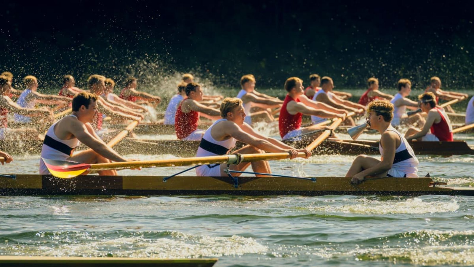 Auf dem Weg zu olympischem Gold: „Adams Acht“ (im Deutschlandachter v.l.n.r.: Leon Kleinschmidt als Walter Schröder; Leonard Kunz als Manfred Rulffs; Vito Wiesner als Willi Padge)dpa/Majestic Bild/Tom Salt Auf dem Weg zu olympischem Gold: „Adams Acht“ (im Deutschlandachter v.l.n.r.: Leon Kleinschmidt als Walter Schröder; Leonard Kunz als Manfred Rulffs; Vito Wiesner als Willi Padge)dpa/Majestic Bild/Tom Salt