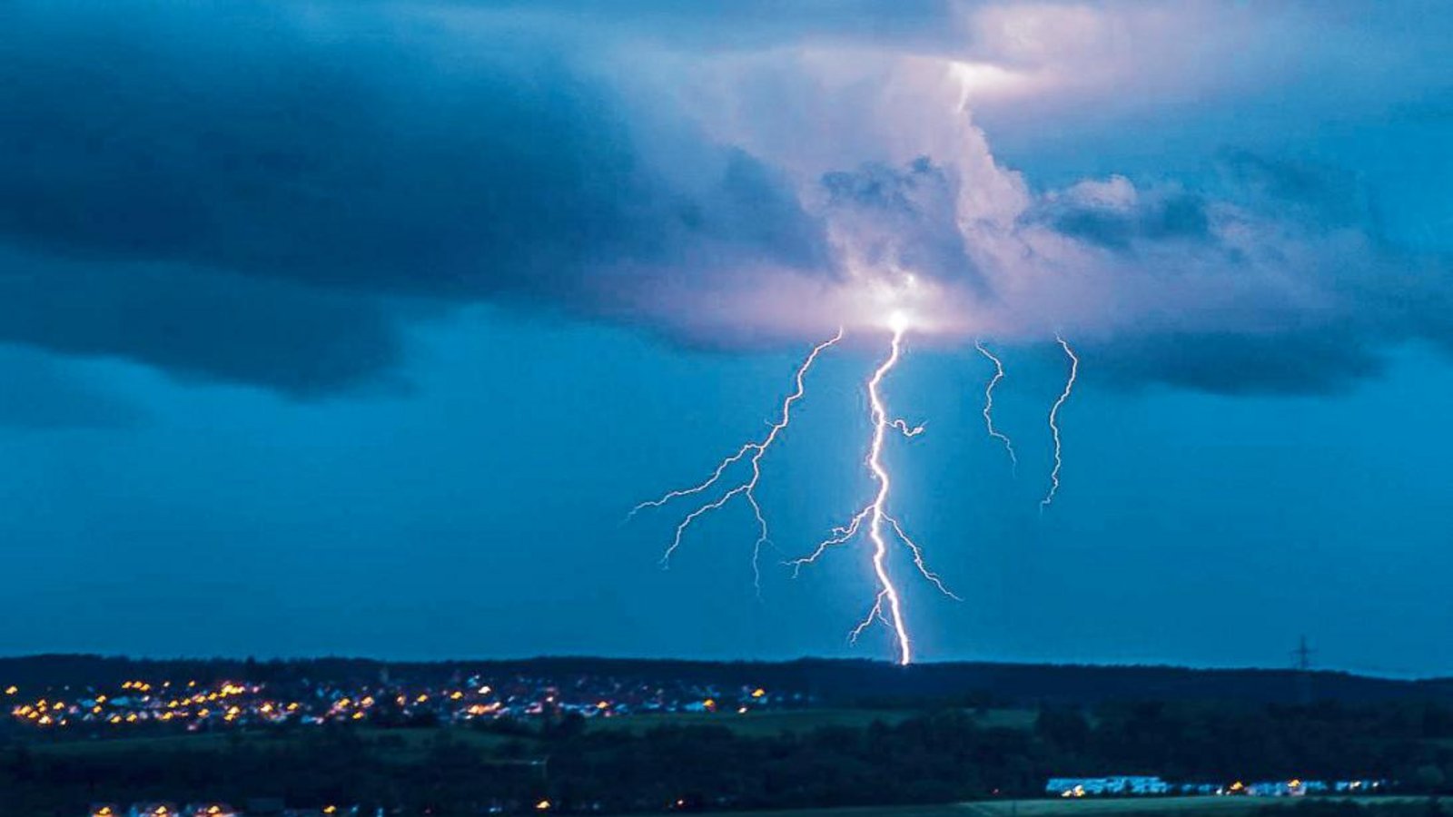 Zwischen 20 000 und 300 000 Ampere werden bei einem Blitz freigesetzt. Foto: Archiv Zwischen 20 000 und 300 000 Ampere werden bei einem Blitz freigesetzt. Foto: Archiv