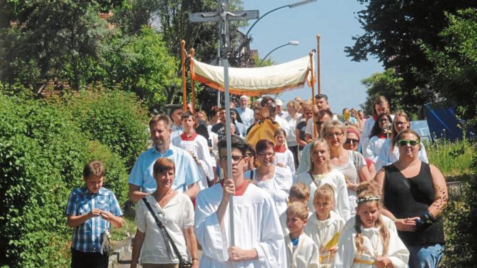 Gemeinsam zogen die Katholiken aus Mühlacker und Illingen durch die Stadt.  Foto: Stahlfeld