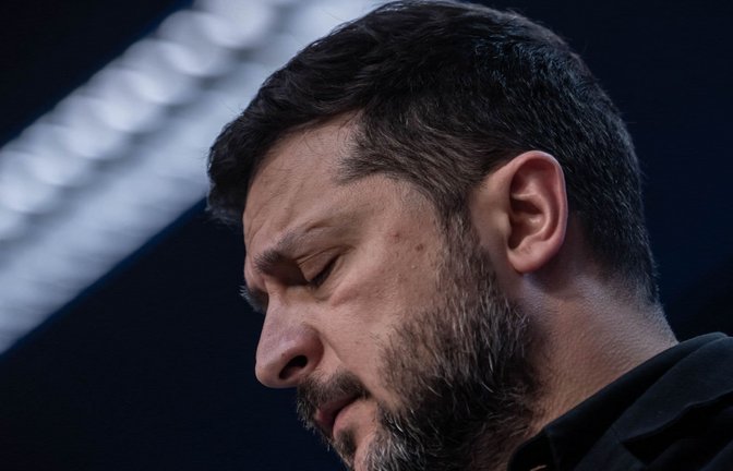 Wolodymyr Selenskyj, Präsident der Ukraine, spricht bei einer Pressekonferenz beim EU-Gipfel. Die Staats- und Regierungschefs der EU-Staaten beraten über die Maßnahmen zur Steigerung der Wettbewerbsfähigkeit der europäischen Wirtschaft, den nächsten langfristigen EU-Haushalt und den Stand bei den EU-Erweiterungsverhandlungen im Europagebäude. (zu dpa: «Politikwissenschaftler: «Dunkelster Moment» im Ukraine-Krieg»)<span class='image-autor'>Michael Kappeler/dpa</span>