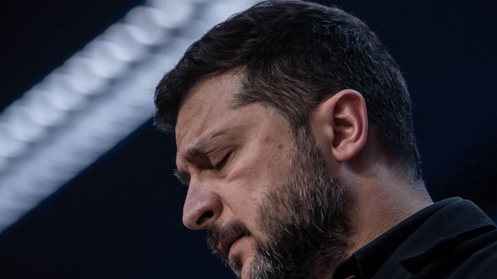 Wolodymyr Selenskyj, Präsident der Ukraine, spricht bei einer Pressekonferenz beim EU-Gipfel. Die Staats- und Regierungschefs der EU-Staaten beraten über die Maßnahmen zur Steigerung der Wettbewerbsfähigkeit der europäischen Wirtschaft, den nächsten langfristigen EU-Haushalt und den Stand bei den EU-Erweiterungsverhandlungen im Europagebäude. (zu dpa: «Politikwissenschaftler: «Dunkelster Moment» im Ukraine-Krieg»)Michael Kappeler/dpa Wolodymyr Selenskyj, Präsident der Ukraine, spricht bei einer Pressekonferenz beim EU-Gipfel. Die Staats- und Regierungschefs der EU-Staaten beraten über die Maßnahmen zur Steigerung der Wettbewerbsfähigkeit der europäischen Wirtschaft, den nächsten langfristigen EU-Haushalt und den Stand bei den EU-Erweiterungsverhandlungen im Europagebäude. (zu dpa: «Politikwissenschaftler: «Dunkelster Moment» im Ukraine-Krieg»)Michael Kappeler/dpa