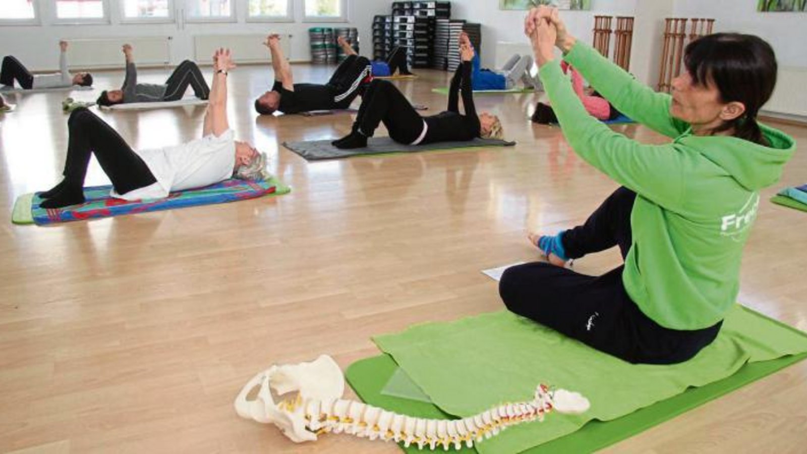 Mit ruhiger Stimme erklärt Übungsleiterin Petra Frech (rechts) die Übungen beim Kurs Chi Balance mit Feldenkrais. Foto: Nachreiner Mit ruhiger Stimme erklärt Übungsleiterin Petra Frech (rechts) die Übungen beim Kurs Chi Balance mit Feldenkrais. Foto: Nachreiner