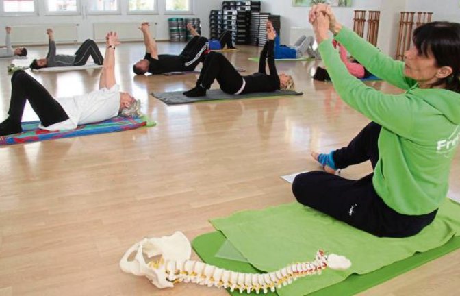 Mit ruhiger Stimme erklärt Übungsleiterin Petra Frech (rechts) die Übungen beim Kurs Chi Balance mit Feldenkrais. Foto: Nachreiner