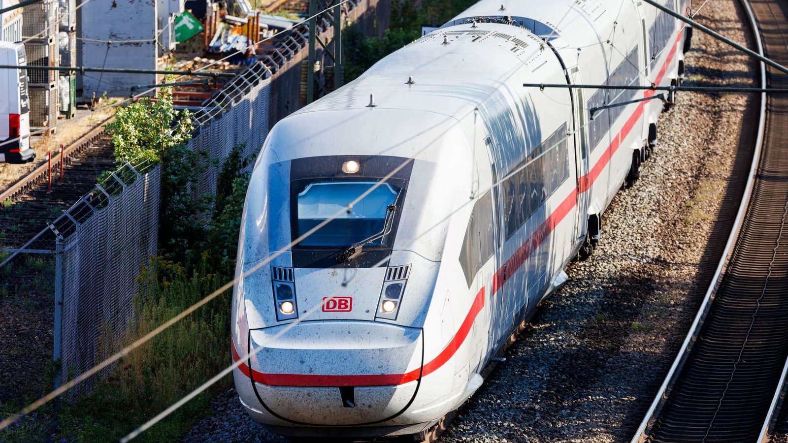 Die Sperrung betrifft auch den Fernverkehr. (Symbolbild)Philipp von Ditfurth/dpa