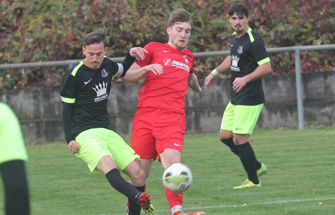 Der TSV Enzweihingen (links Marc Schwab) versucht am Sonntag zum dritten Mal, im Jahr 2022 ins Spielgeschehen einzugreifen. Angesetzt ist das Spiel beim FC Gündelbach. <span class='image-autor'>Foto: Nachreiner</span>