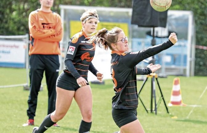 Auch durch den Wind kam das Zuspiel von Anna Winkler (von rechts) auf Laura Glauner nicht immer perfekt. „Auf dem Niveau darf das aber keine Ausrede sein“, sagt die 19-Jährige. Foto: DFBL/Spille
