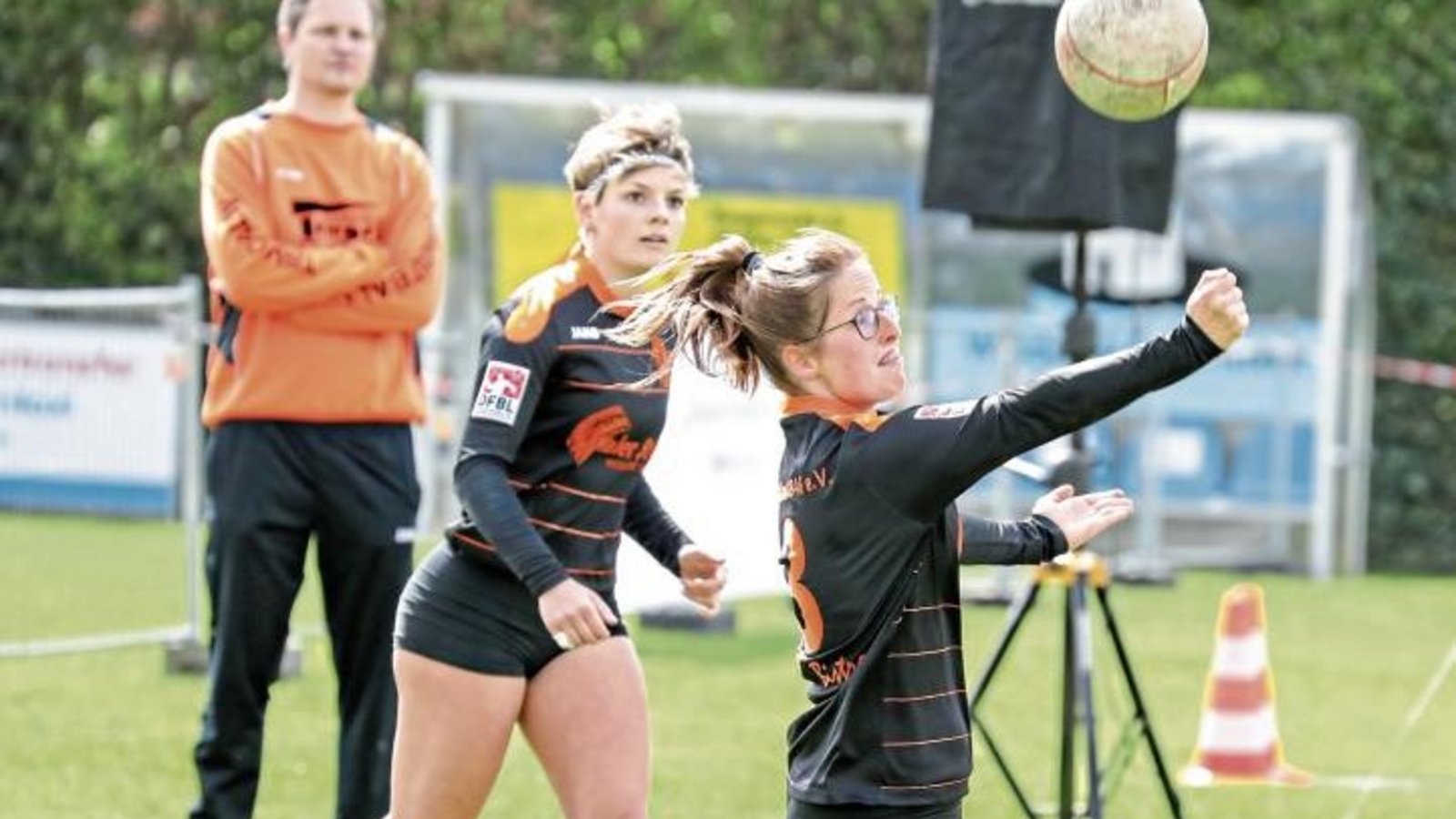 Auch durch den Wind kam das Zuspiel von Anna Winkler (von rechts) auf Laura Glauner nicht immer perfekt. „Auf dem Niveau darf das aber keine Ausrede sein“, sagt die 19-Jährige. Foto: DFBL/Spille Auch durch den Wind kam das Zuspiel von Anna Winkler (von rechts) auf Laura Glauner nicht immer perfekt. „Auf dem Niveau darf das aber keine Ausrede sein“, sagt die 19-Jährige. Foto: DFBL/Spille