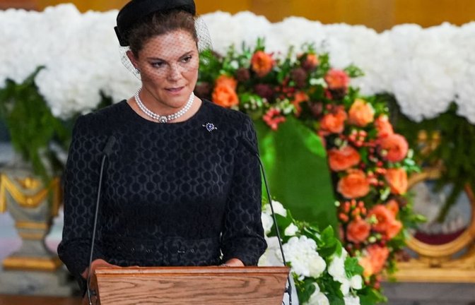 Die schwedische Kronprinzessin Victoria spricht während der Trauerfeier für König Harald V. in der Kathedrale von Oslo ein Gebet.<span class='image-autor'>Lise Åserud/NTB/dpa</span>