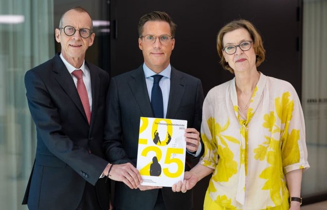 Vorstellung des Verfassungsschutzberichtes 2025 (l-r): Innenstaatssekretär Reiner Moser, Innenminister Manuel Hagel (CDU) und die Verfassungsschutzpräsidentin Beate Bube.<span class='image-autor'>Christoph Schmidt/dpa</span>