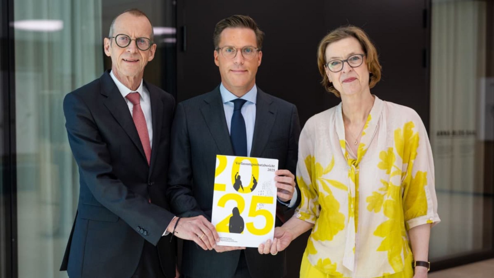 Vorstellung des Verfassungsschutzberichtes 2025 (l-r): Innenstaatssekretär Reiner Moser, Innenminister Manuel Hagel (CDU) und die Verfassungsschutzpräsidentin Beate Bube.Christoph Schmidt/dpa Vorstellung des Verfassungsschutzberichtes 2025 (l-r): Innenstaatssekretär Reiner Moser, Innenminister Manuel Hagel (CDU) und die Verfassungsschutzpräsidentin Beate Bube.Christoph Schmidt/dpa
