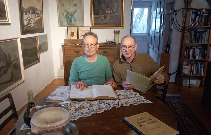 Roland Kögele (l.) und Achim Mozer stöbern in den historischen Büchern im Gemeindearchiv über die Sersheimer Ortsgeschichte.  <span class='image-autor'>Foto: Glemser</span>