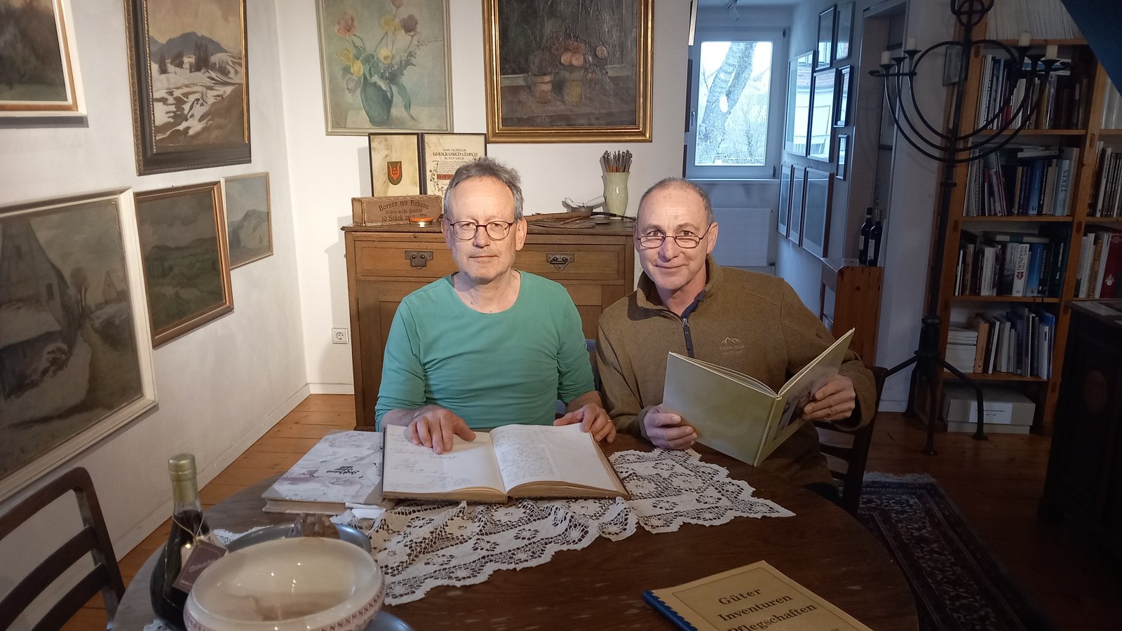Roland Kögele (l.) und Achim Mozer stöbern in den historischen Büchern im Gemeindearchiv über die Sersheimer Ortsgeschichte.  Foto: Glemser