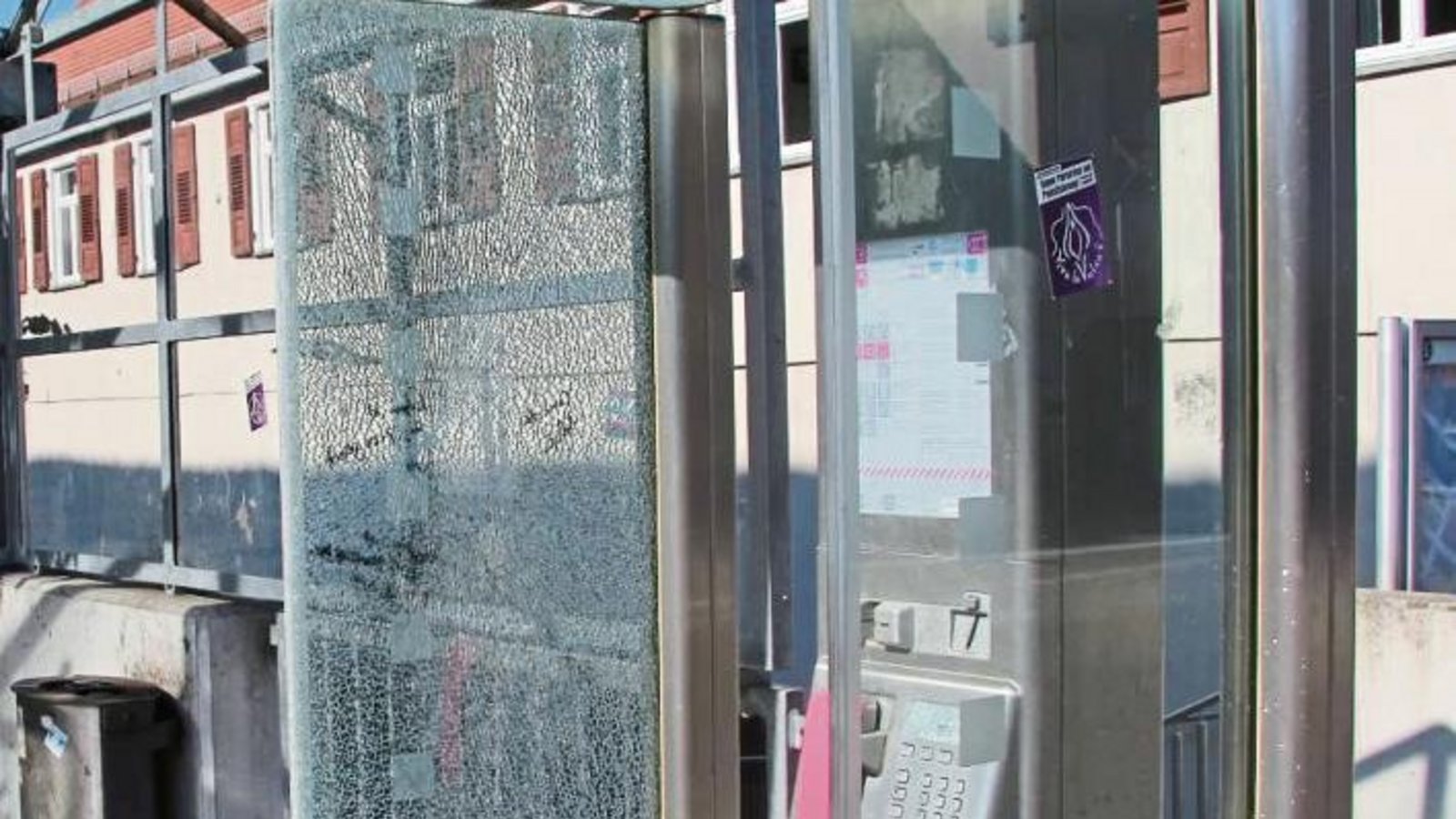 An der Telefonzelle in der Vaihinger Grabenstraße hatte offenbar jemand seine Wut ausgelassen und kräftig gegen die linke Scheibe geschlagen. Foto: Murschel An der Telefonzelle in der Vaihinger Grabenstraße hatte offenbar jemand seine Wut ausgelassen und kräftig gegen die linke Scheibe geschlagen. Foto: Murschel