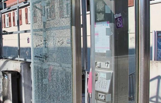 An der Telefonzelle in der Vaihinger Grabenstraße hatte offenbar jemand seine Wut ausgelassen und kräftig gegen die linke Scheibe geschlagen.  Foto: Murschel