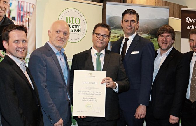 Vertreter des Landkreises Ludwigsburg und der Landeshauptstadt Stuttgart erhalten aus den Händen von Landwirtschaftsminister Peter Hauk die Förderzusage als Bio-Musterregion Baden-Württemberg, auf dem Foto von links: die Gastgeber Simone und Swen Seemann vom Biohof Seemann in Eberdingen, Dr. Michael Münter als Vertreter der Landeshauptstadt, Peter Hauk, Dr. Christian Sußner vom Landratsamt Ludwigsburg sowie die Landtagsabgeordneten Dr. Markus Rösler (Grüne), Konrad Epple (CDU) und Gabriele Reich-Gutjahr (FDP).  Fotos: Rücker