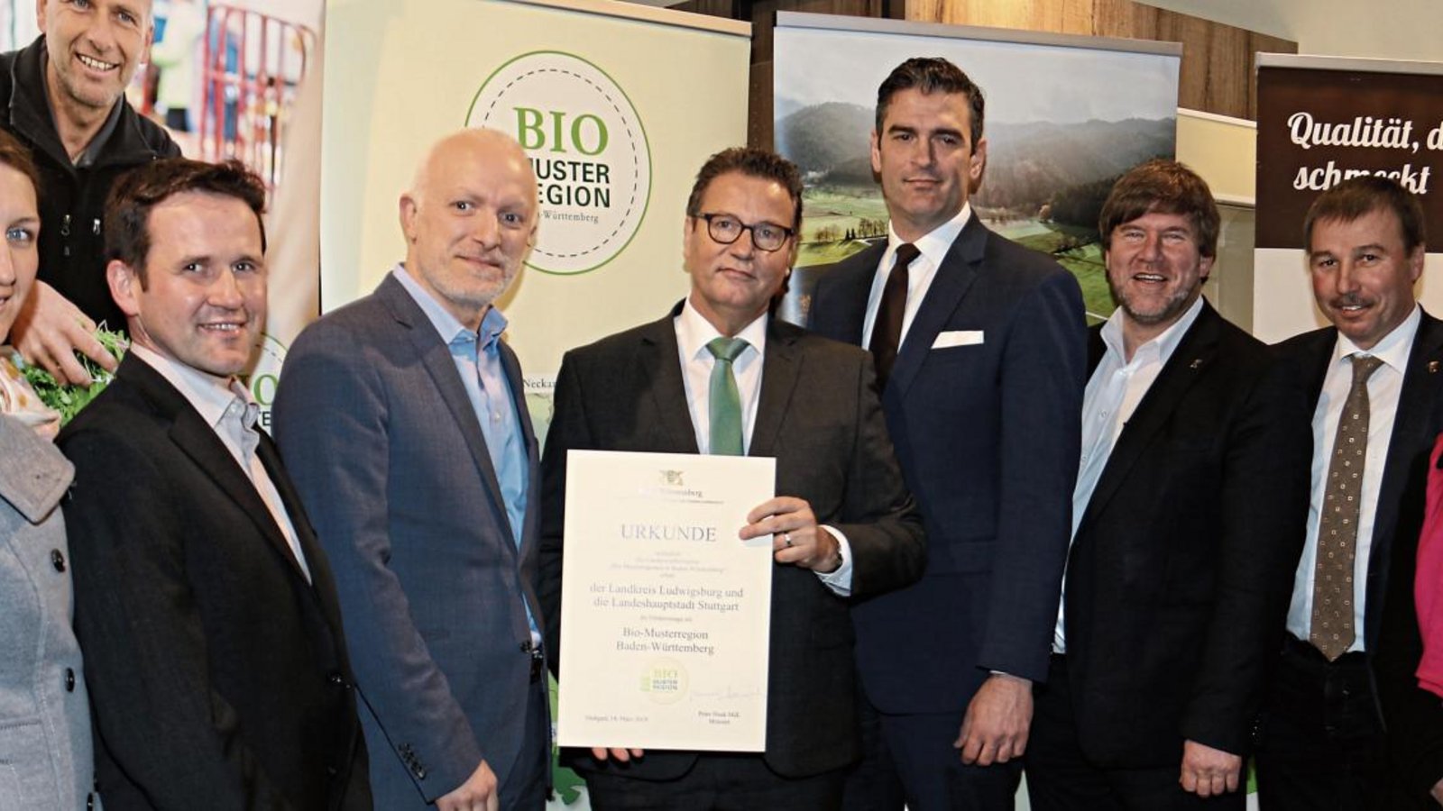 Vertreter des Landkreises Ludwigsburg und der Landeshauptstadt Stuttgart erhalten aus den Händen von Landwirtschaftsminister Peter Hauk die Förderzusage als Bio-Musterregion Baden-Württemberg, auf dem Foto von links: die Gastgeber Simone und Swen Seemann vom Biohof Seemann in Eberdingen, Dr. Michael Münter als Vertreter der Landeshauptstadt, Peter Hauk, Dr. Christian Sußner vom Landratsamt Ludwigsburg sowie die Landtagsabgeordneten Dr. Markus Rösler (Grüne), Konrad Epple (CDU) und Gabriele Reich-Gutjahr (FDP).  Fotos: Rücker