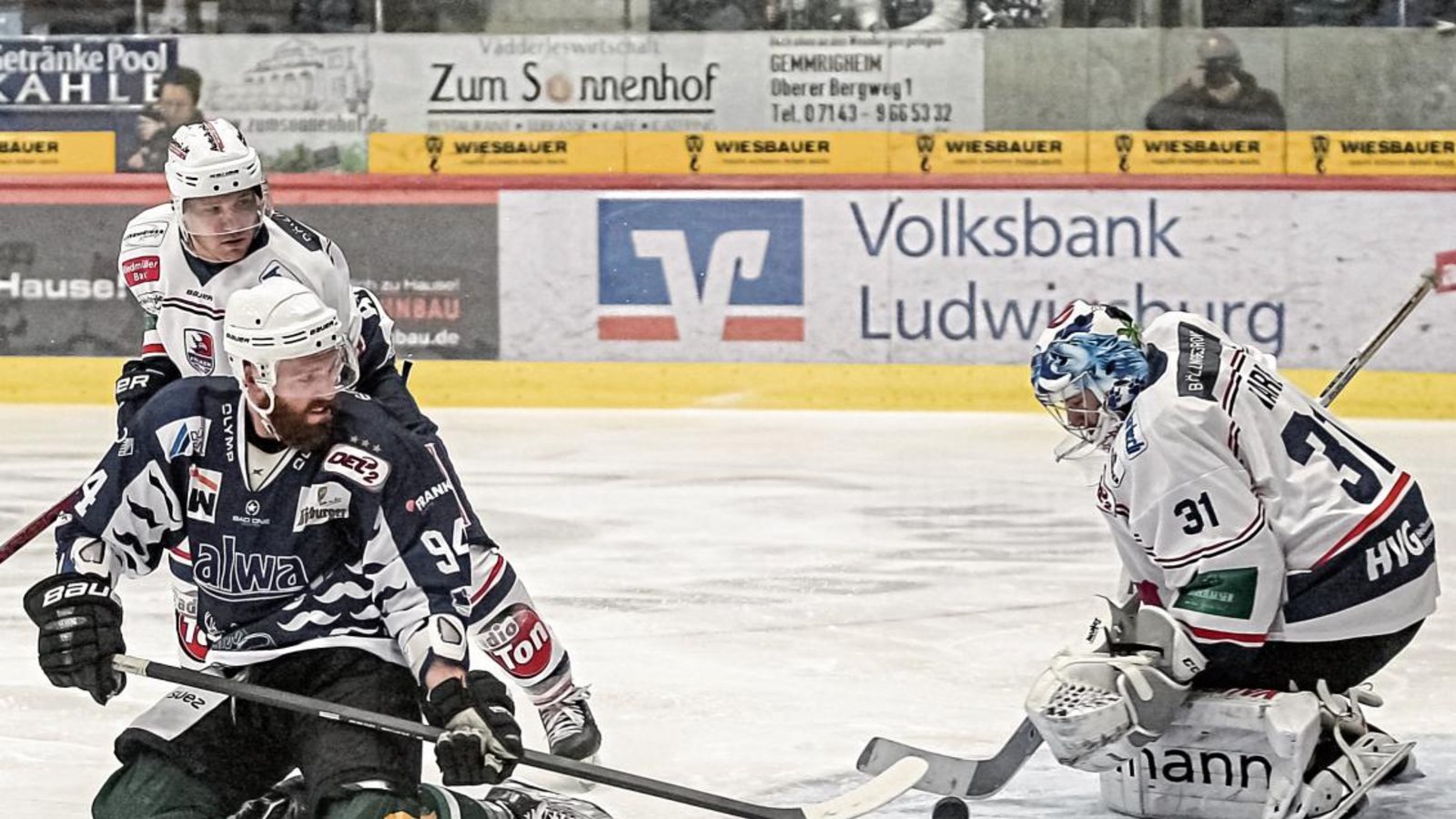 Bietigheims Tyler McNeely (links) versucht, dem Puck noch die entscheidende Richtungsänderung zu geben. Doch Heilbronns Goalie Andrew Hare (rechts) ist auf dem Posten. Foto: Simecek Bietigheims Tyler McNeely (links) versucht, dem Puck noch die entscheidende Richtungsänderung zu geben. Doch Heilbronns Goalie Andrew Hare (rechts) ist auf dem Posten. Foto: Simecek