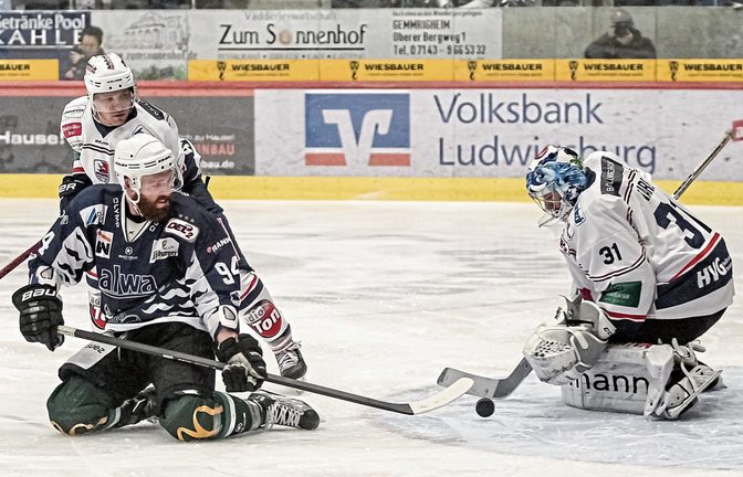 Bietigheims Tyler McNeely (links) versucht, dem Puck noch die entscheidende Richtungsänderung zu geben. Doch Heilbronns Goalie Andrew Hare (rechts) ist auf dem Posten. Foto: Simecek