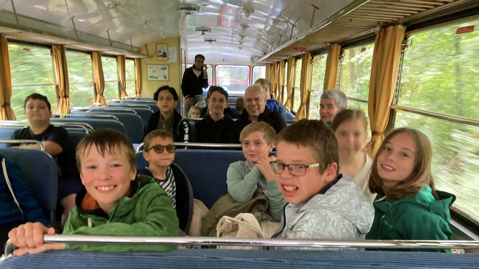 Beim Kinderferienprogramm im Schienenbus „Roter Flitzer“ unterwegs.  Foto: p