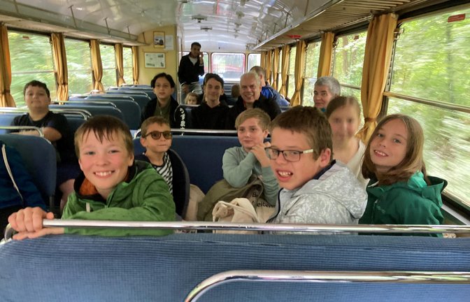 Beim Kinderferienprogramm im Schienenbus „Roter Flitzer“ unterwegs.  <span class='image-autor'>Foto: p</span>