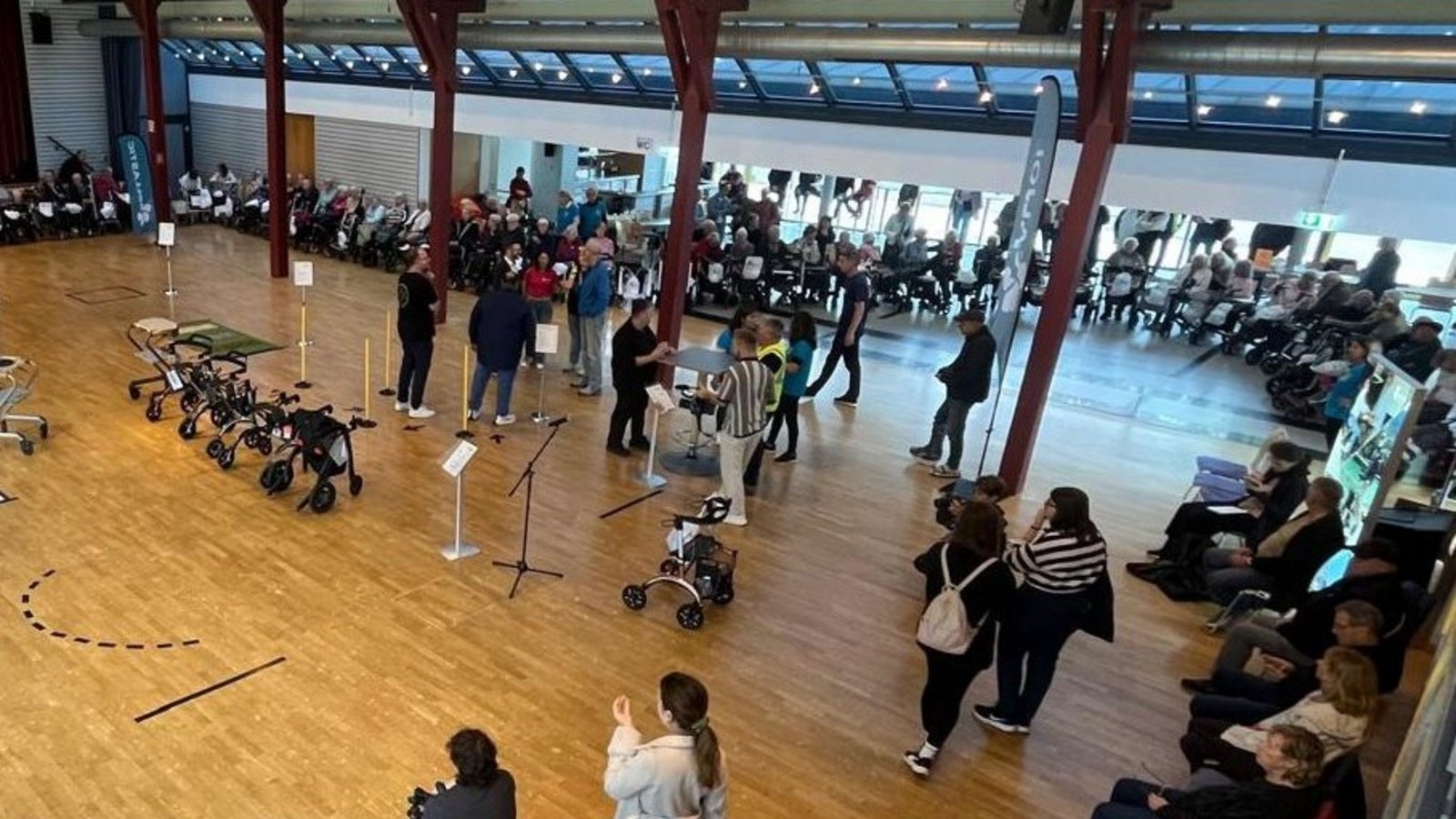 Die Weltrekord-Kette führt einmal durch die ganze Markgröninger Stadthalle.  Foto: Raiser