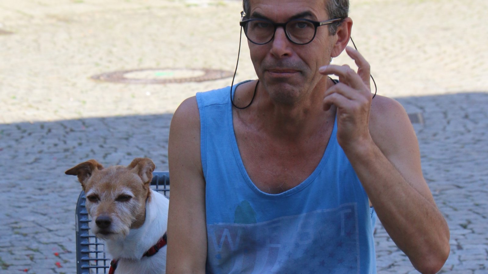 Lusys Gedankenwelt: „Wieso braucht Herrchen eigentlich immer so viel Platz?“ Foto: sr