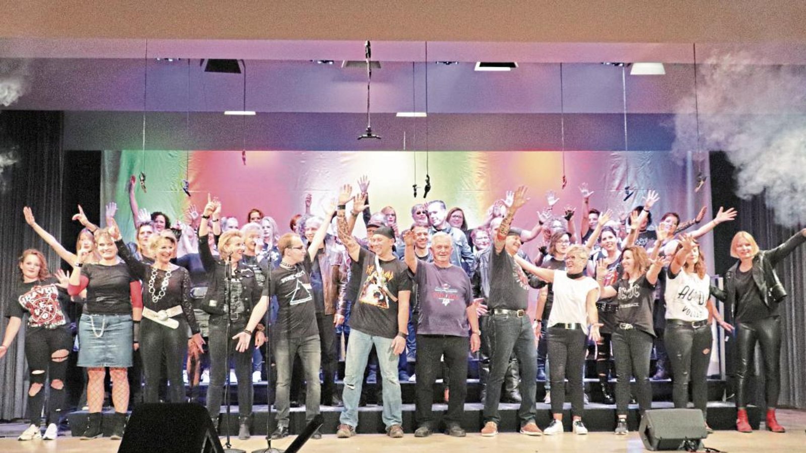 Mal rockig, mal gefühlvoll ging es am Wochenende in der Festhalle Oberriexingen zu. Die Dirndl-Madln und Lederhosen-Buam der Vulkania sorgten dabei auch für Oktoberfeststimmung. Fotos: Gergen Mal rockig, mal gefühlvoll ging es am Wochenende in der Festhalle Oberriexingen zu. Die Dirndl-Madln und Lederhosen-Buam der Vulkania sorgten dabei auch für Oktoberfeststimmung. Fotos: Gergen