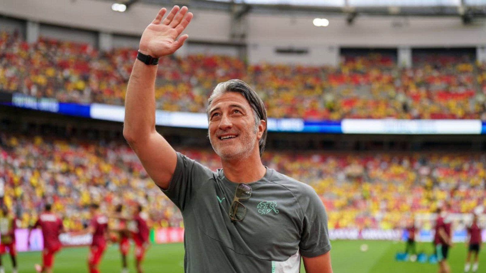 Murat Yakin geht weltweit viral - der Schweizer Nationaltrainer und ehemalige VfB-Libero wurde zum Internet-Phänomen.IMAGO/JOERAN STEINSIEK