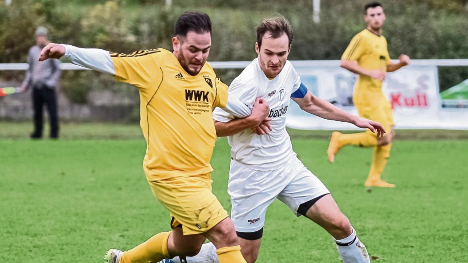 Aurichs Abräumer im defensiven Mittelfeld, Christoph Lämmle (rechts), schränkte die Kreise von Pasquale Arena geschickt ein. Foto: Simecek Aurichs Abräumer im defensiven Mittelfeld, Christoph Lämmle (rechts), schränkte die Kreise von Pasquale Arena geschickt ein. Foto: Simecek