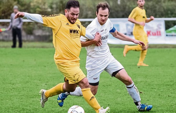 Aurichs Abräumer im defensiven Mittelfeld, Christoph Lämmle (rechts), schränkte die Kreise von Pasquale Arena geschickt ein. Foto: Simecek