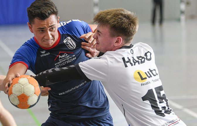 Der Oberriexinger Sebastian Grau (link) hat im Auswärtsspiel bei der Bottwar SG IV einen schweren Stand, erzielt aber trotzdem sechs Tore.  <span class='image-autor'>Foto: Archiv/Leitner</span>