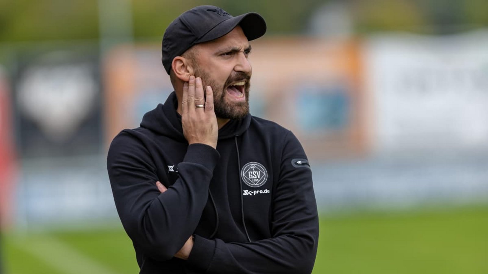 Pavlos Osipidis, im Bild in seiner Funktion als Co-Trainer bei 1. Goeppinger SV, streift sich künftig und bis zum Saisonende wieder als Spieler das Trikot des Verbandsligisten SV Fellbach über.Eibner/Jani Pless
