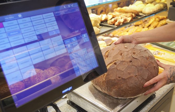 Die Verkäuferin im „Bäckerado“, der Marbacher Filiale des Oberen Beck, legt ein Besenbrot auf die Waage und stellt fest: der Zwei-Kilogramm-Laib wiegt in Wahrheit 37 Gramm mehr.<span class='image-autor'>Simon Granville</span>
