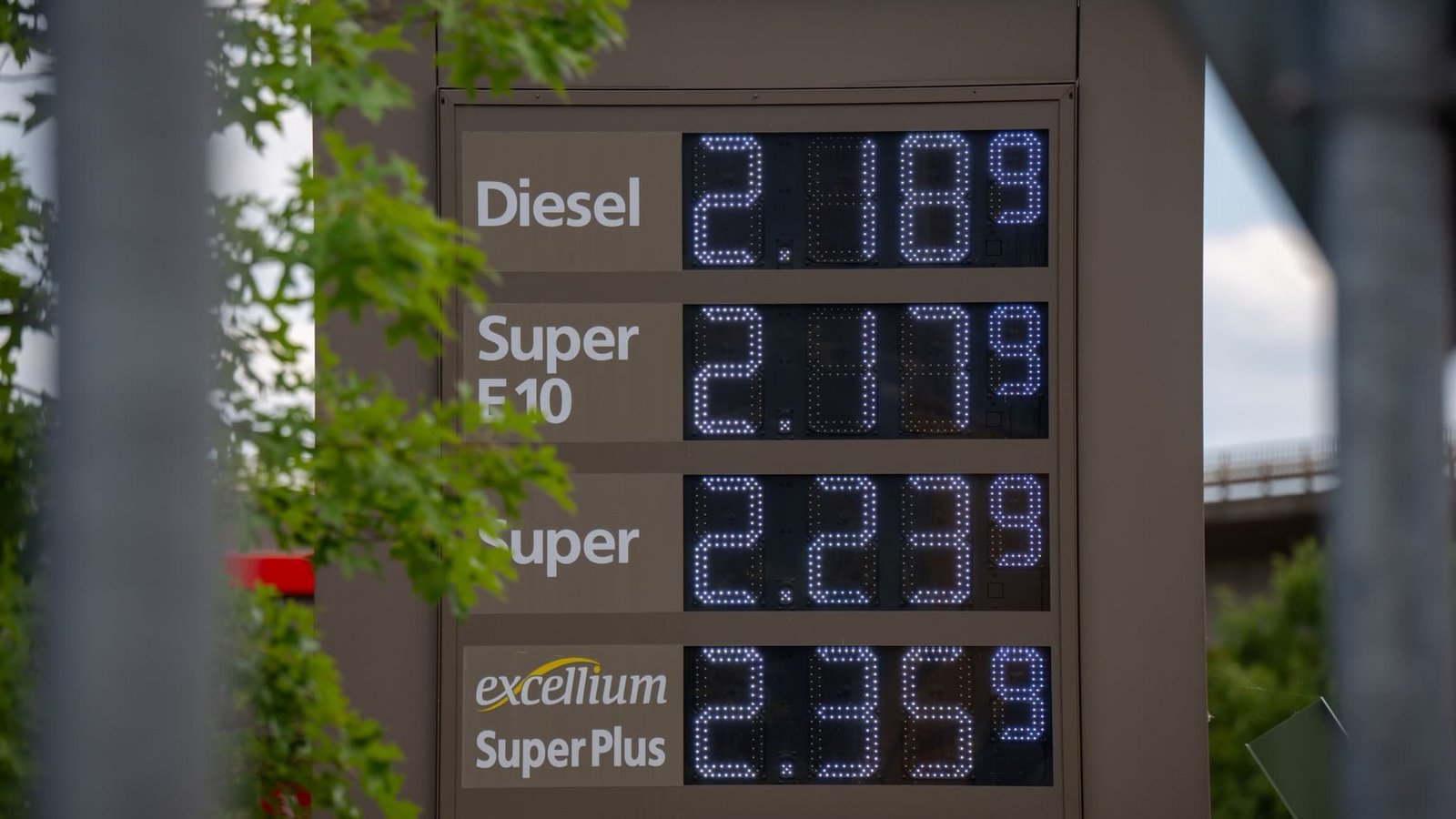 Je nach Tankstelle variieren die Spritpreise. (Archivbild)Harald Tittel/dpa