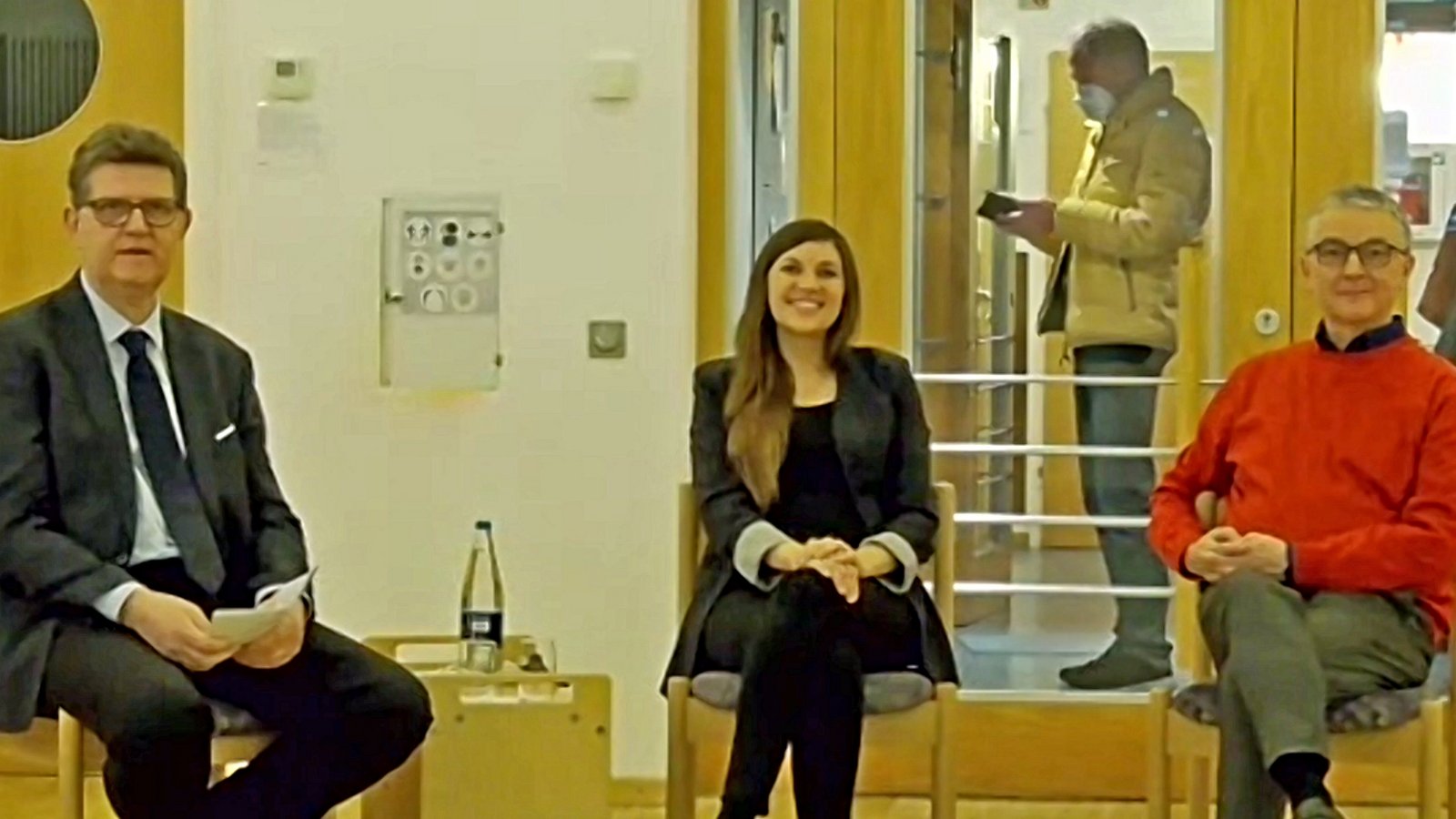 Die katholische Theologin Jacqueline Straub sprach mit Karl Böck (rechts), Pfarrer der Seelsorgeeinheit Vaihingen-Eberdingen, über ihren Glaubensweg. Moderiert wurde der Abend von Christian Turrey.  Foto: Friedrich
