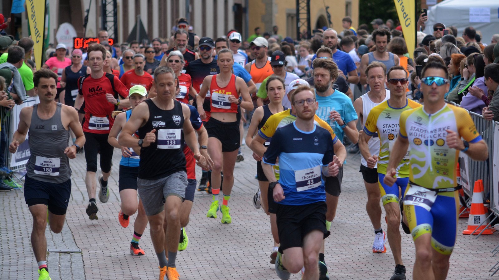 Ein breites Teilnehmerfeld geht beim Zehn-Kilometer-Lauf in Mühlacker an den Start. Foto: Stahlfeld