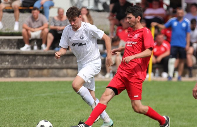 Jannik Burkhardt (rechts) peilt mit Großglattbach einen Derbysieg an. <span class='image-autor'>Foto: Dittrich</span>