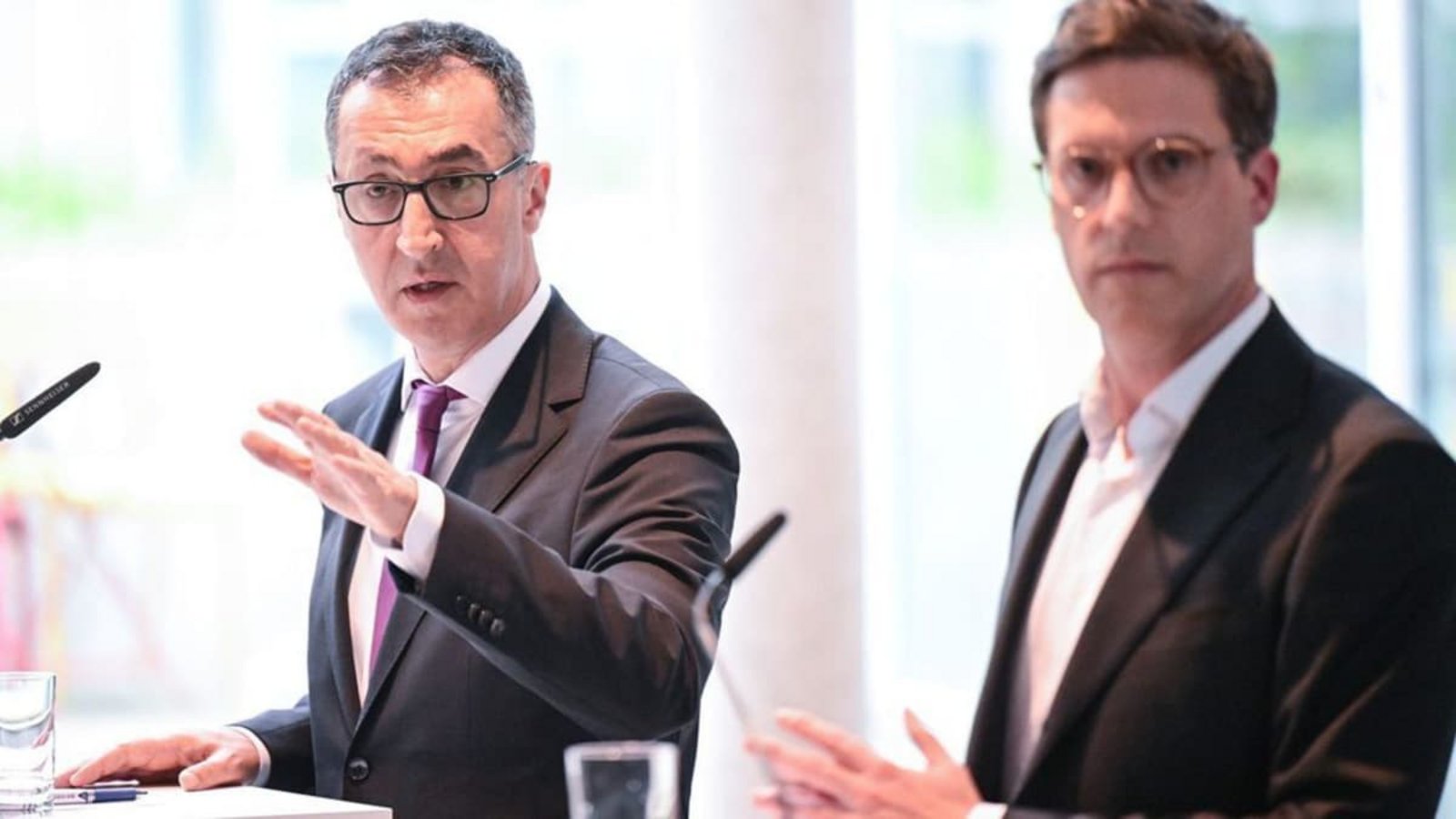 Ministerpräsident Cem Özdemir (Grüne) und sein Vize Manuel Hagel (CDU) sind in der Frage, ob mit der AfD zusammengearbeitet werden kann, einer Meinung.Bernd Weißbrod/dpa